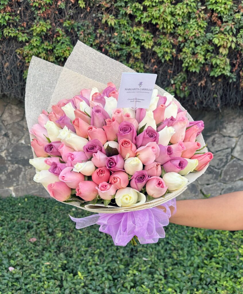 RAMO 50 ROSAS COMBINADO - Floreria Margarita Carrillo